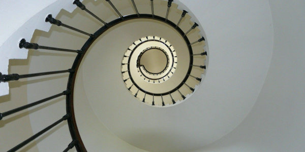 Aprende a iluminar escaleras interiores de forma sorprendente