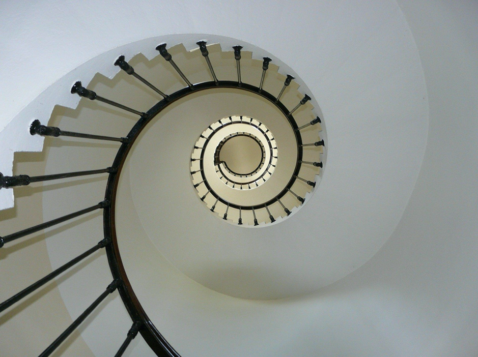 Aprende a iluminar escaleras interiores de forma sorprendente - IBILAMP